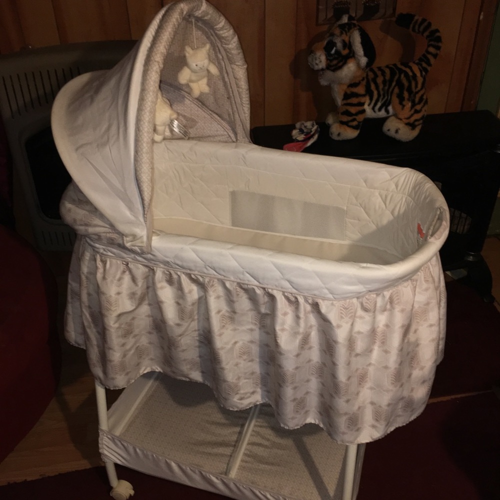 Bassinet - Picture 2 of 4